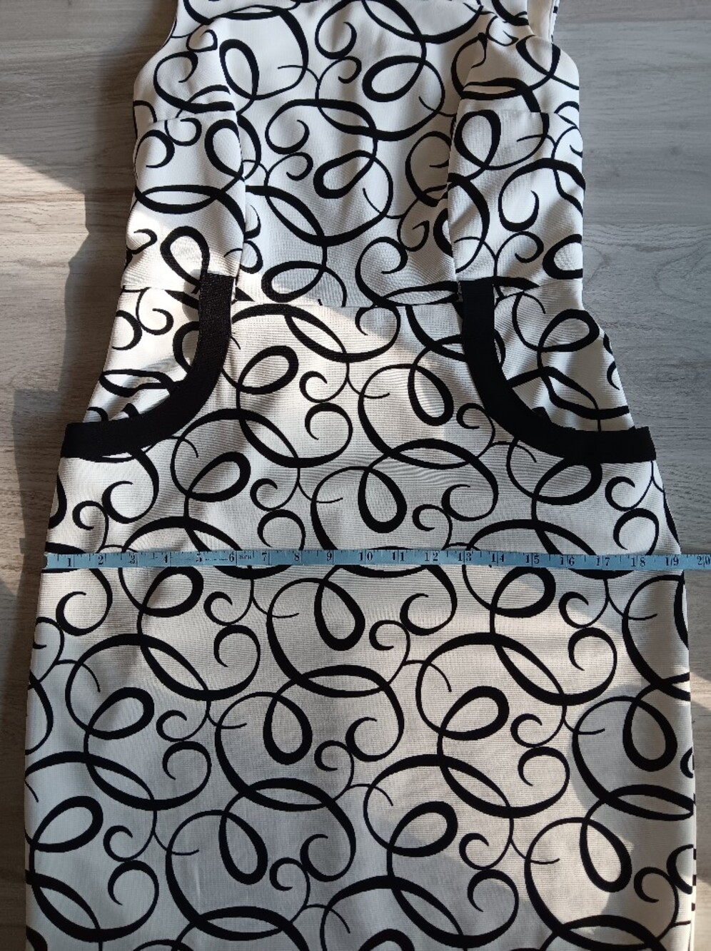 London Times Sleeveless Sheath Dress Scroll Pattern Pockets Black White Size 8 - Picture 9 of 12